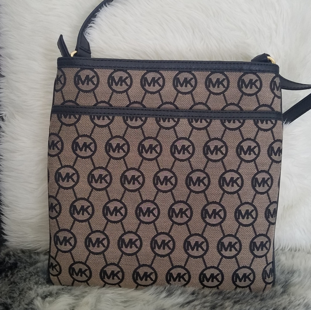 MICHAEL KORS Monogram Signature Large Pocket Crossbody Bag Black NWOT - Picture 3 of 15